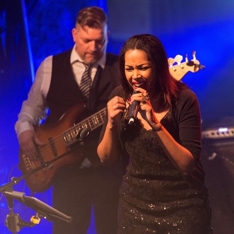 chanteuse-groupe-intouchr-dreamescape